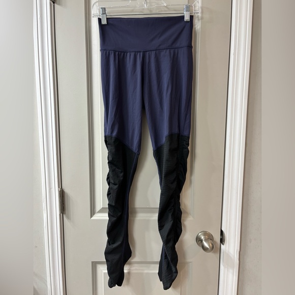 Psycho Bunny Women's Two-Tone Leggings in Navy and Black - Picture 3 of 4